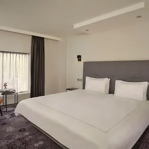 4* מלון Park Plaza